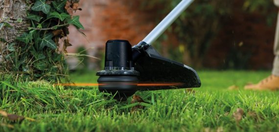 Moteris pasigedo žoliapjovės