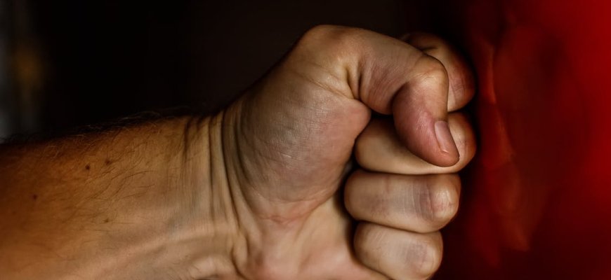 Agresyvumas neturi ribų - atimami pinigai, grasinimai - ir viskas per vieną dieną