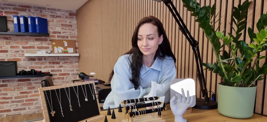 „Adriic“ juvelyrika (į)kūrėja K. Falk kartu su papuošalais žmonėms nori dovanoti jausmą