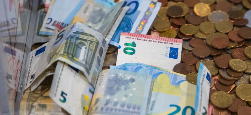 Bazinis pareiginės algos dydis 2026 m. didės iki 1798 eurų