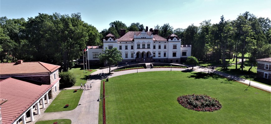 Liepos 4 d. Rokiškio krašto muziejuje Plungės kultūros centro kamerinio choro koncertas