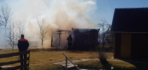 Kolektyviniuose soduose sudegė ūkinis pastatas (foto)