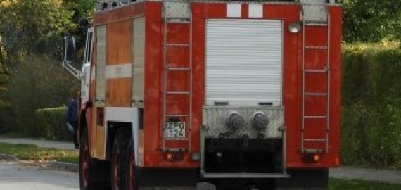 Degė lengvasis automobilis ir dūmtraukis