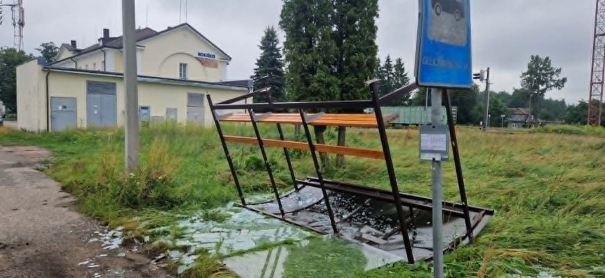 Lietaus „pokštai“ – ant stogo gulinti stotelė 