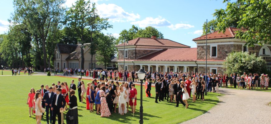 Išleistuvių metas – jaunystės šventė (foto + video)