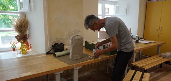 Menininkų rezidencijoje Salų dvare  ilsisi ir kuria keramikai