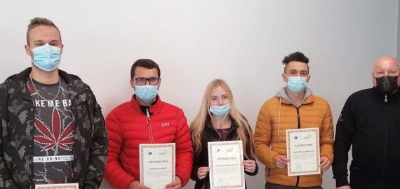 Rokiškio profesinio mokymo centro apdailininkų specialybės mokiniams įteikti pažymėjimai