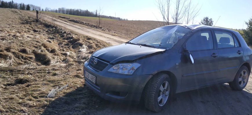 Nesuvaldytas automobilis vertėsi ant stogo