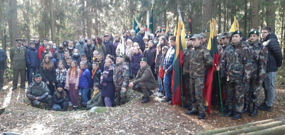 Pilietinė akcija „Gėlių žiedai žuvusiems Lietuvos kariams savanoriams ir partizanams