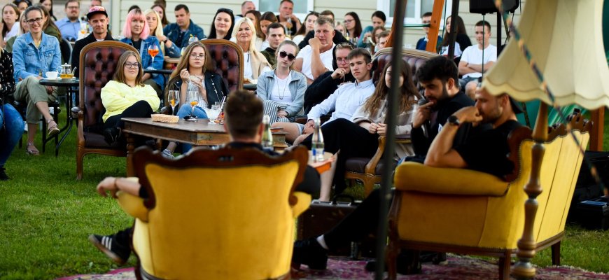 Vakaras „Pupelėje“ su podcasto tandemu „Pralaužk vieną šaltą“ ir komiku Mantu Bartuševičiumi (foto)