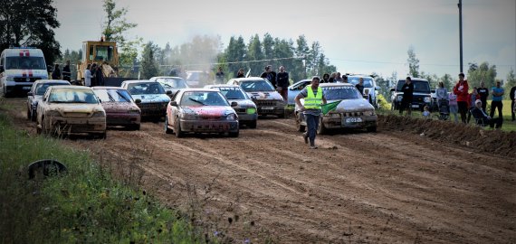 Autokrosas ir bulių kautynės Bajorų trasoje (foto+video)