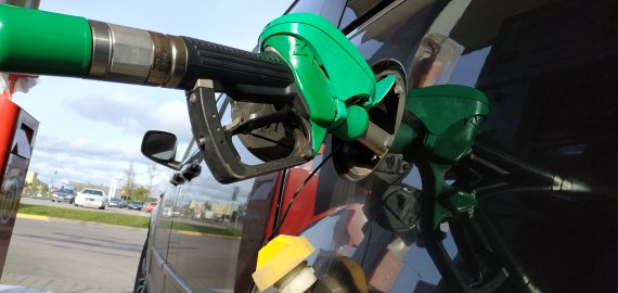 Vyriausybė pritarė siūlymui didinti akcizus taršiam kurui 