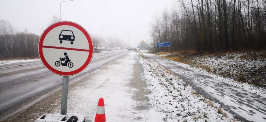 Policija atnaujina automobilių kontrolę keliuose, Vyriausybė žada koreguoti judėjimo ribojimus