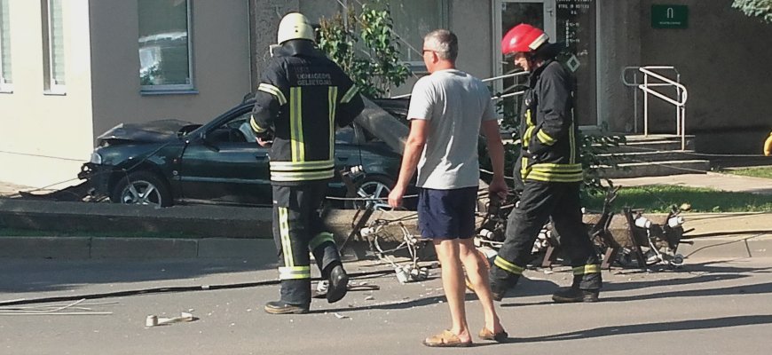 „Audi“ vairuotojas „nušlavė“ elektros stulpą