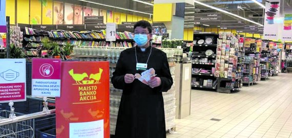 Rudeninė „Maisto banko“ akcija: rokiškėnai saldino stokojančių gyvenimą