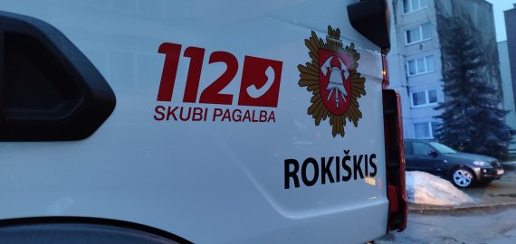 Įleido medikus ir policiją