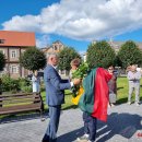 Keliautojas jau namuose: D. Mikalkėnui užkabintas ąžuolo vainikas ir iškeptas kelio formos tortas (foto+video)