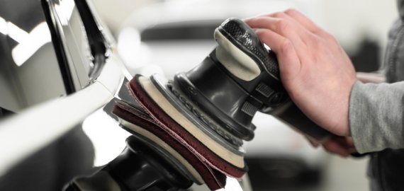 Kaip išgauti veidrodinį automobilio blizgesį naudojant poliravimo priemones