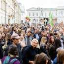 Sostinėje vyksta protestas prieš valdančiąją koaliciją: tūkstantinė minia susirinko prie Seimo