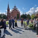 Keliautojas jau namuose: D. Mikalkėnui užkabintas ąžuolo vainikas ir iškeptas kelio formos tortas (foto+video)