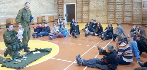 Karių savanorių viešnagė Obeliuose: apie kario kuprinę, duoną ir patalą