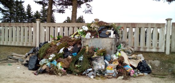 Kapinių prieigose - šiukšlių krūvos (ATNAUJINTA)