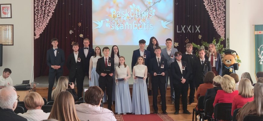 Pandėlio gimnazijoje nuskambėjo paskutinis skambutis (foto+video)