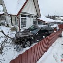 Didžiulė avarija Kauno gatvėje: „BMW“ įlėkė į privatų kiemą (foto+video)