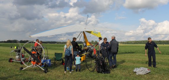 Rokiškio aerodrome lietaus debesis sklaidė lėktuvai (foto+video)