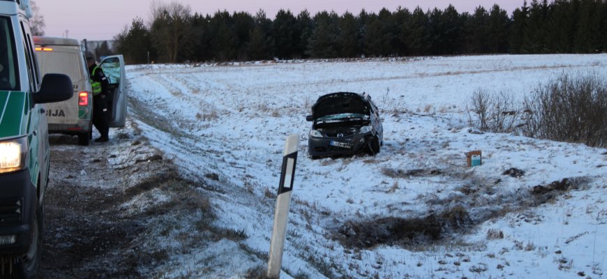 Plikledis: prie pat Rokiškio nuo kelio nuskriejo automobilis (foto)