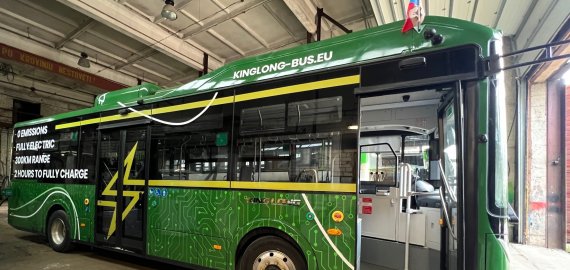 Į Rokiškį atvažiavo elektrinis autobusas: pirmoji jį išbandė valdžia (foto)