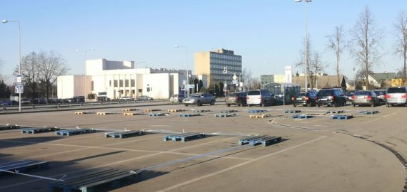 Prekybos centrų aikštelėse - originalios užtvaros (video)