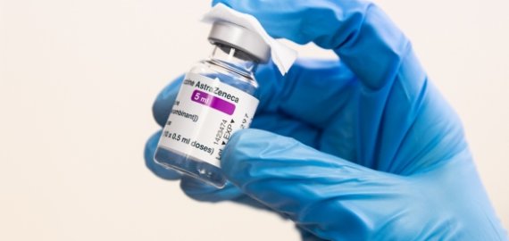 Lietuva tęs skiepijimą „AstraZeneca“ vakcina, skelbs informaciją apie šalutinius poveikius