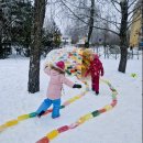 Trispalvis darželinukų iglu: l/d „Varpelis“ kūrybiškai žiūri į žiemos šalčius (foto)