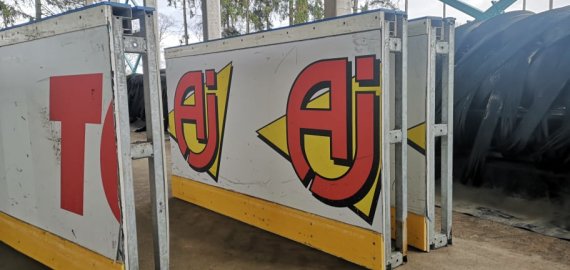 Reklama ant ledo aikštelės bortų: kai kuri – rokiškėnams neaktuali, bet bortus pagyvina