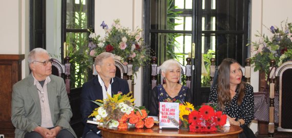 Liudo Dovydėno premija – už romaną,  prie kurio driekiasi rokiškėnų eilės