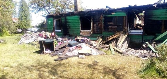 Gaisras pasiglemžė keturių asmenų šeimos namą  ir turtą - prašoma visuomenės pagalbos (foto)
