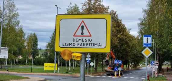 Dėmesio! Rokiškyje keičiasi pagrindinio kelio kryptis Perkūno gatvėje (video+foto)