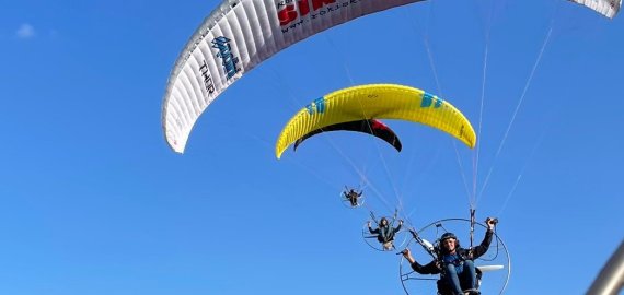Parasparnių čempionato dalyviai papuošė vakarėjantį Rokiškio dangų (foto)