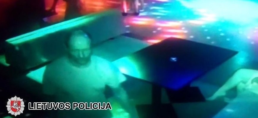 Panevėžio policija prašo atpažinti vyrą, gatvėje sumušusį sutuoktinių porą