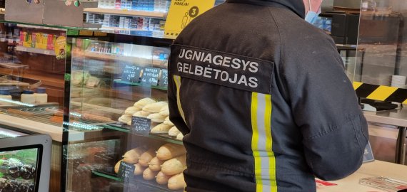 Besimptome COVID-19 forma sergantys gyvybiškai svarbių sričių darbuotojai galės dirbti