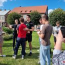 Keliautojas jau namuose: D. Mikalkėnui užkabintas ąžuolo vainikas ir iškeptas kelio formos tortas (foto+video)