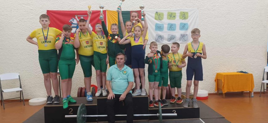 „Įkandami“ medaliai – mažieji sunkiaatlečiai iškovojo aukštų pergalių