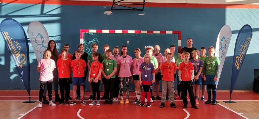 Juodupės gimnazijoje vyko mišraus vaikų futbolo varžybos