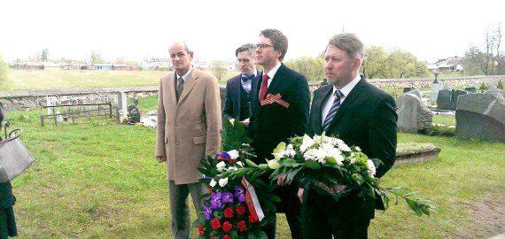 Karių kapinėse – ir vėl „kolorado“ juostelės