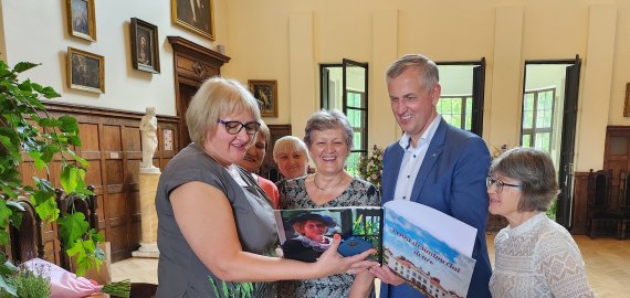 Penkis dešimtmečius Rokiškio krašto muziejui atidavusi N. Šniokienė išlydėta nubraukiant ne vieną ašarą (foto)