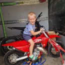 Keturmetis ekstremalaus sporto entuziastas Hubertas jau valdo galingą motociklą