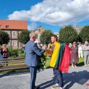 Keliautojas jau namuose: D. Mikalkėnui užkabintas ąžuolo vainikas ir iškeptas kelio formos tortas (foto+video)