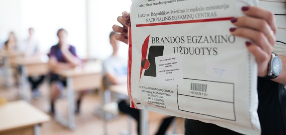 Mokslo metų naujovė abiturientams – egzamino vertės brandos darbas