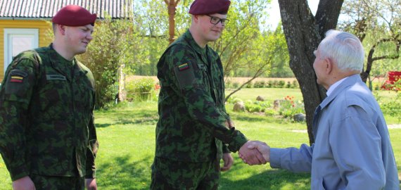 Kariai savanoriai sveikino laisvės kovotojus